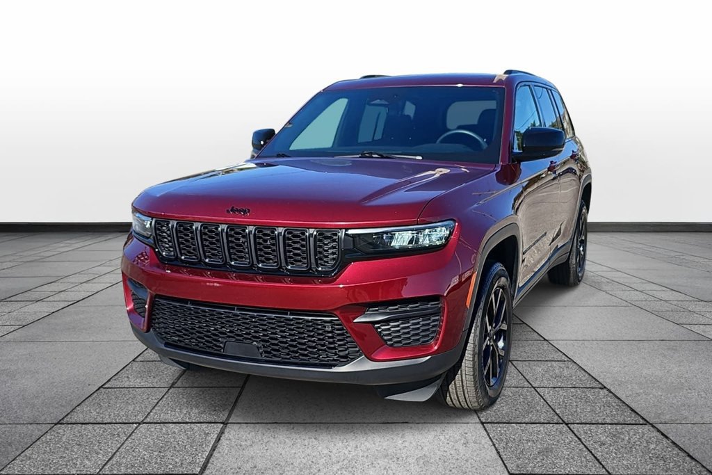 Used 2025 Jeep Grand Cherokee Altitude AWD/4WD image 1