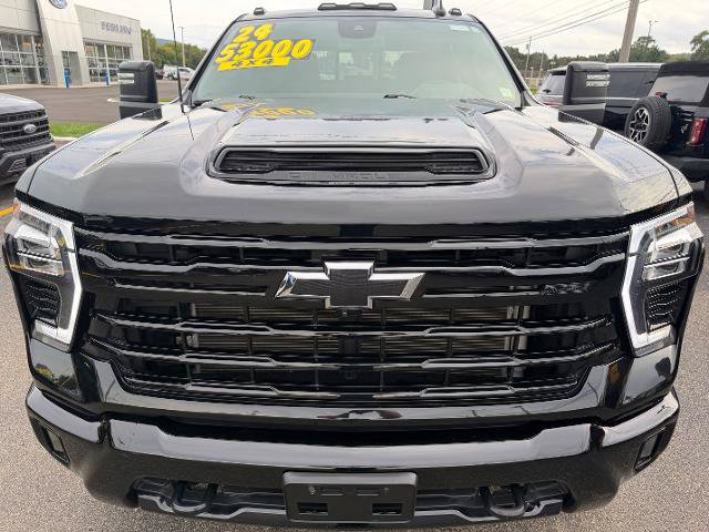 Used 2024 Chevrolet Silverado 2500 LT w/ Midnight Edition AWD/4WD image 5