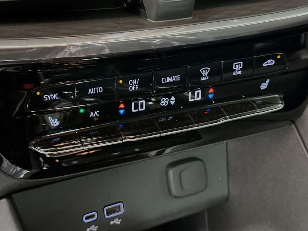 Used 2024 Buick Encore GX Avenir w/ Avenir Technology Package FWD image 17