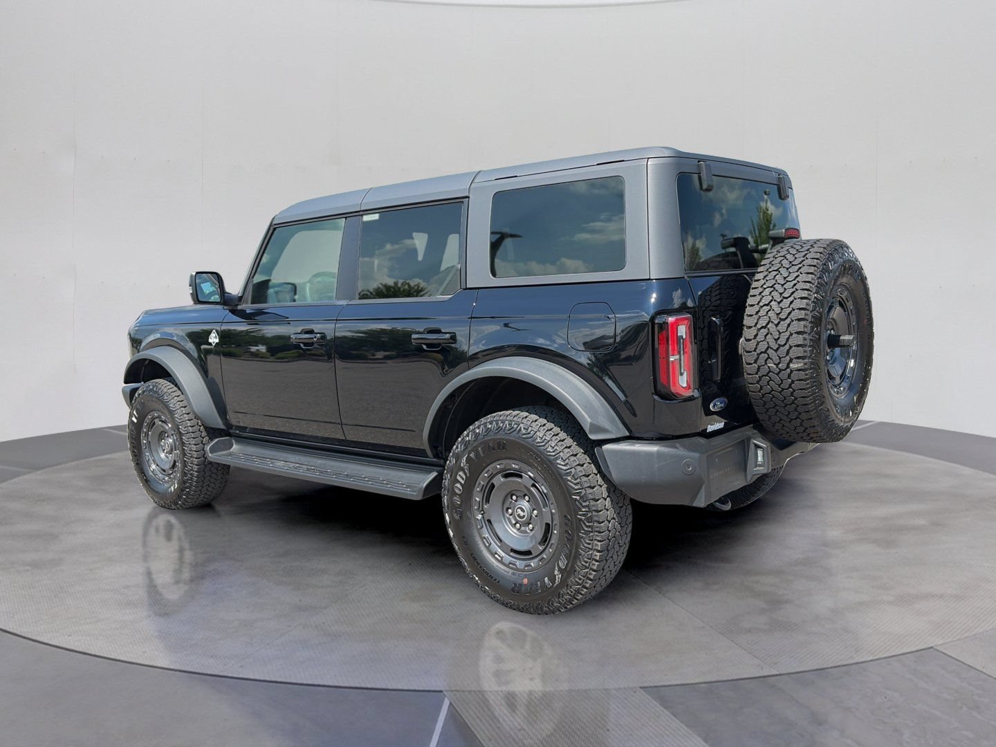 Certified 2025 Ford Bronco Outer Banks w/ Sasquatch Package AWD/4WD image 9