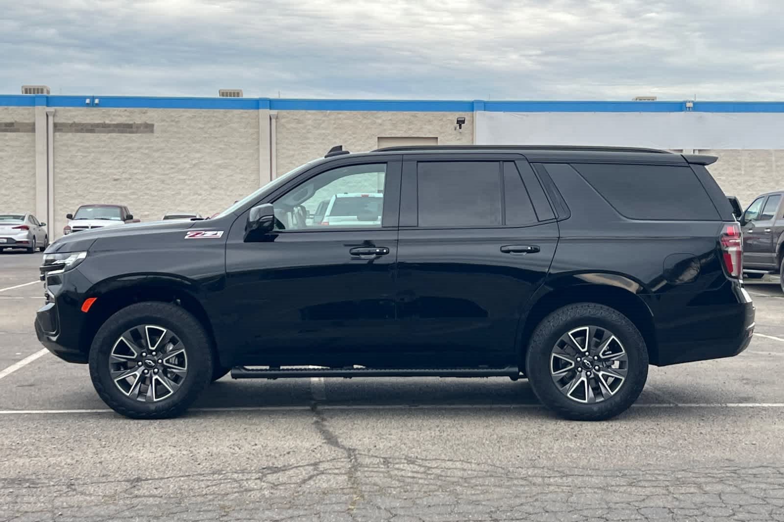 Used 2024 Chevrolet Tahoe Z71 w/ Luxury Package image 2