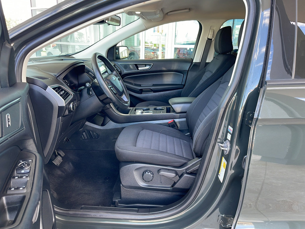 Certified 2024 Ford Edge SE w/ Black Appearance Package image 12