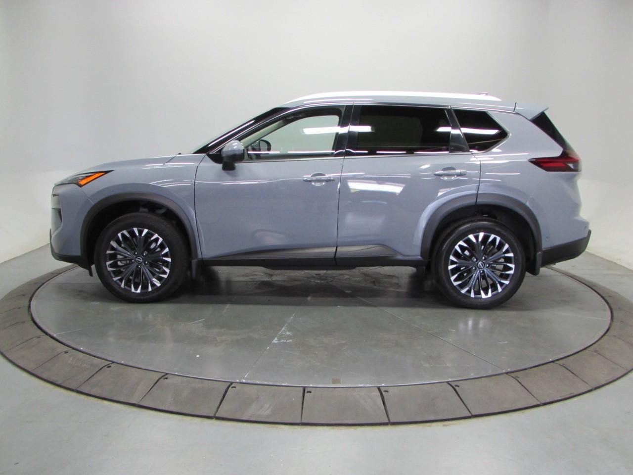 Used 2025 Nissan Rogue SL w/ Tech Package AWD/4WD image 4