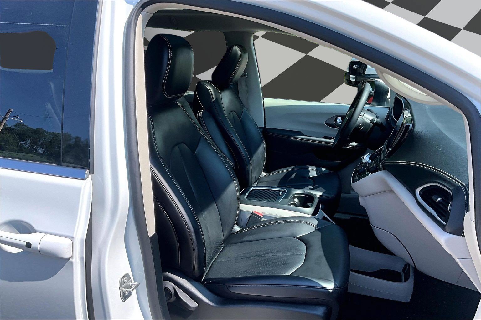 Used 2023 Chrysler Pacifica Touring-L AWD/4WD image 9