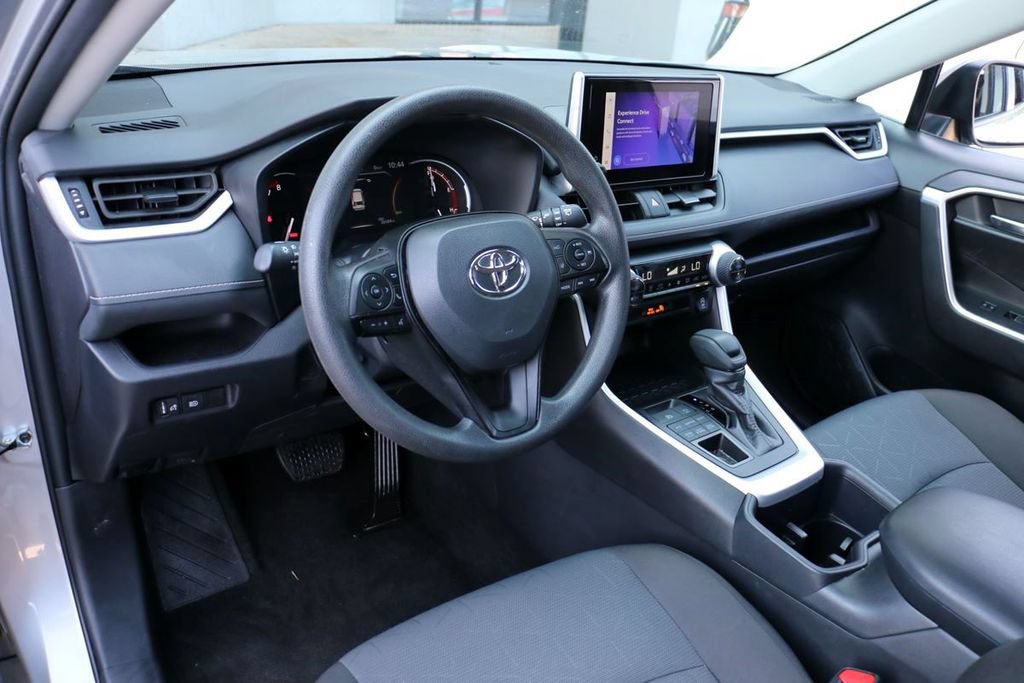 Used 2025 Toyota RAV4 XLE AWD/4WD image 17