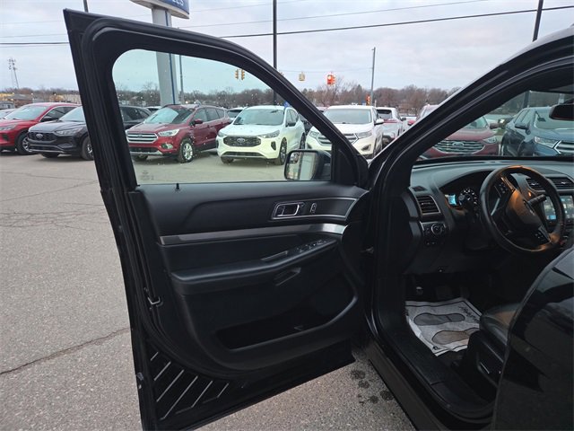 Certified 2018 Ford Explorer XLT w/ Equipment Group 202A image 31