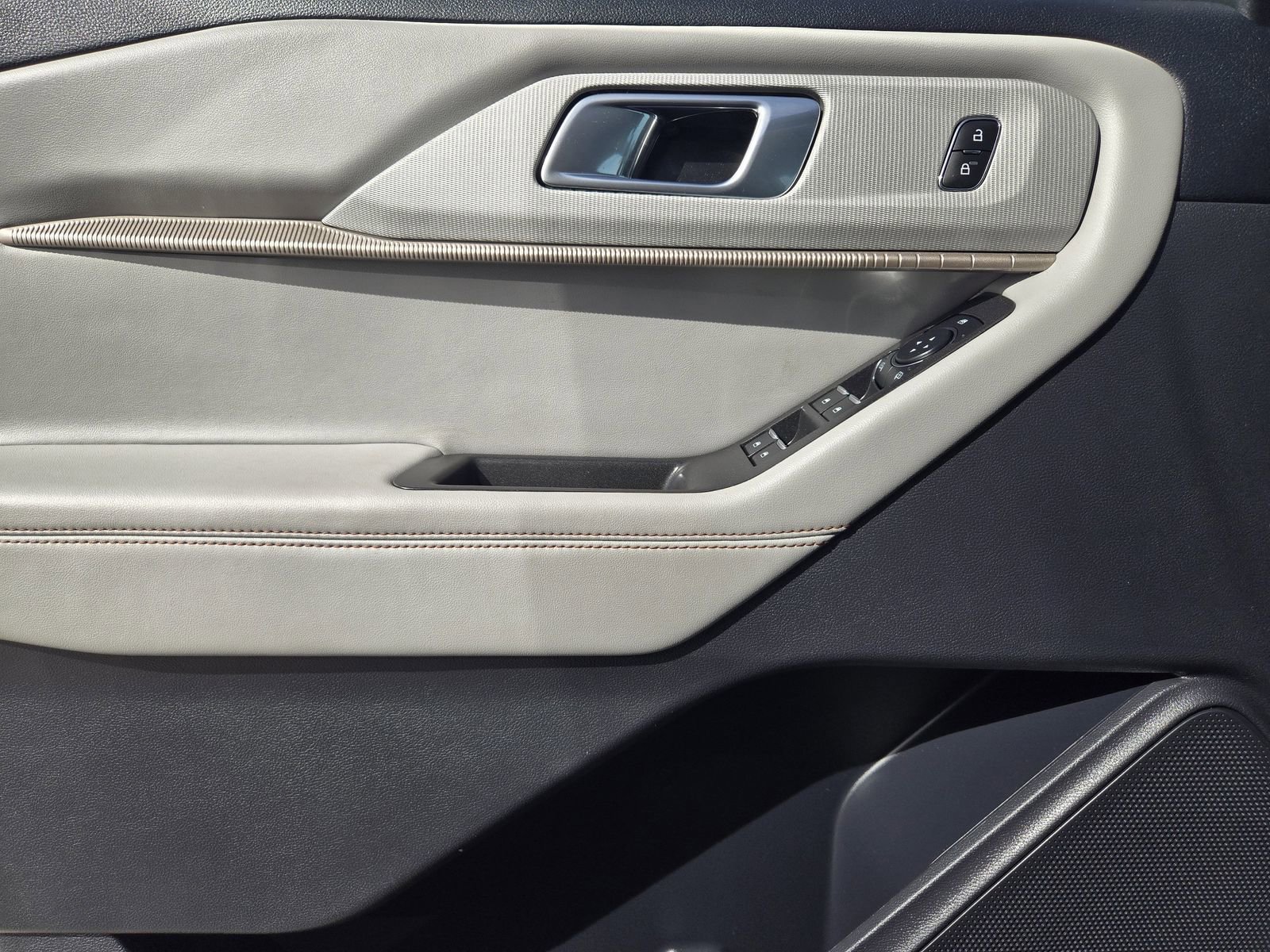 Certified 2025 Ford Explorer Active w/ Active Comfort Package image 24