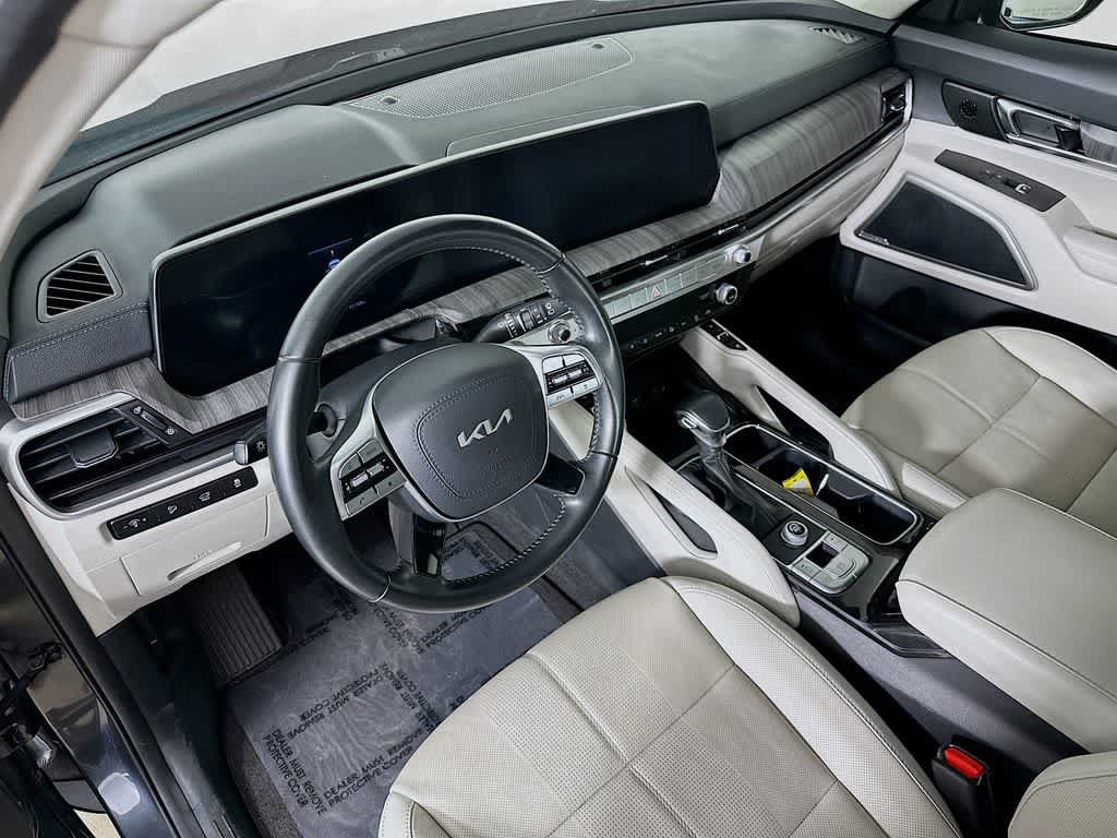 Used 2024 Kia Telluride EX w/ EX Captain's Chair Package FWD image 2
