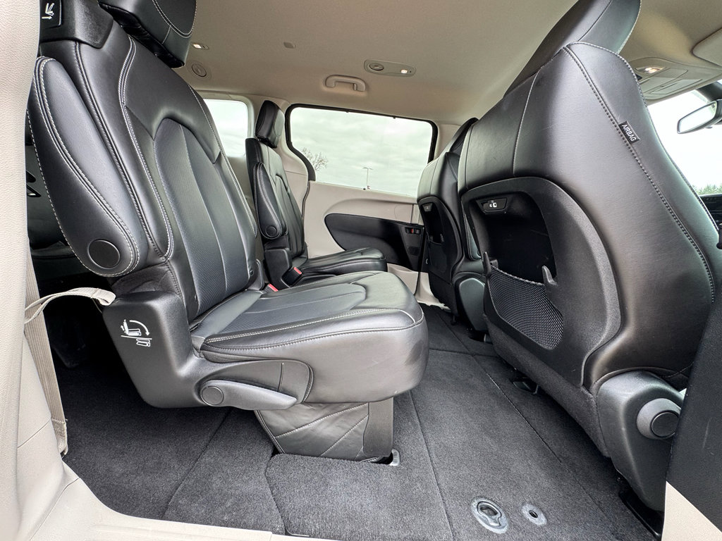 Used 2023 Chrysler Pacifica Touring-L FWD image 31