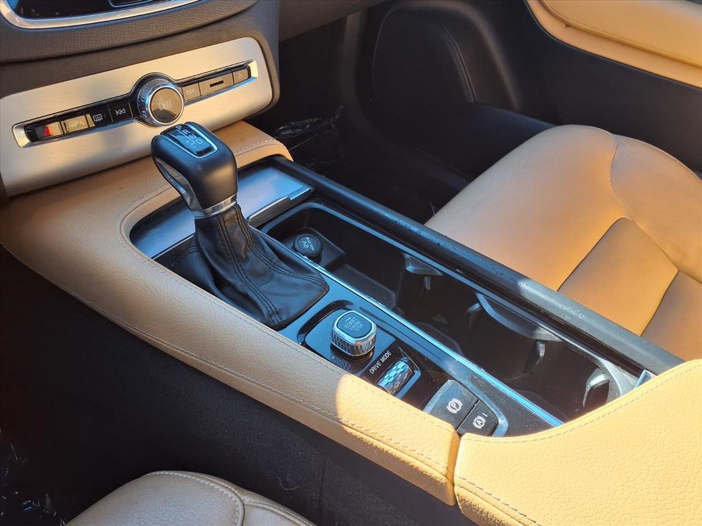 Used 2018 Volvo XC90 T6 Momentum w/ Convenience Package image 15