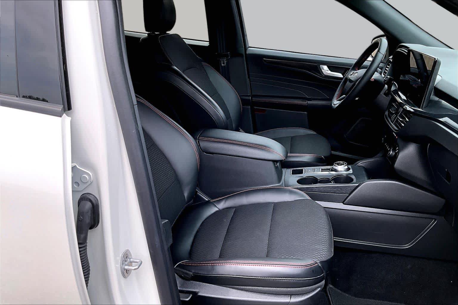 Certified 2025 Ford Escape ST-Line w/ Tech Pack #1 FWD image 9