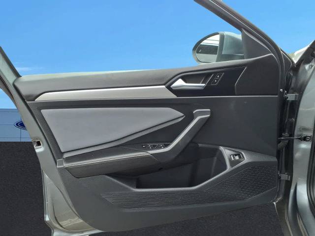 Used 2025 Volkswagen Jetta SE FWD image 18