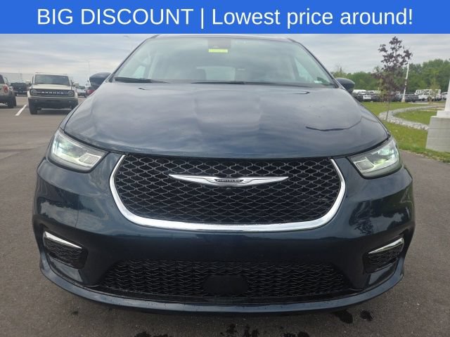 Used 2023 Chrysler Pacifica Touring-L FWD image 3