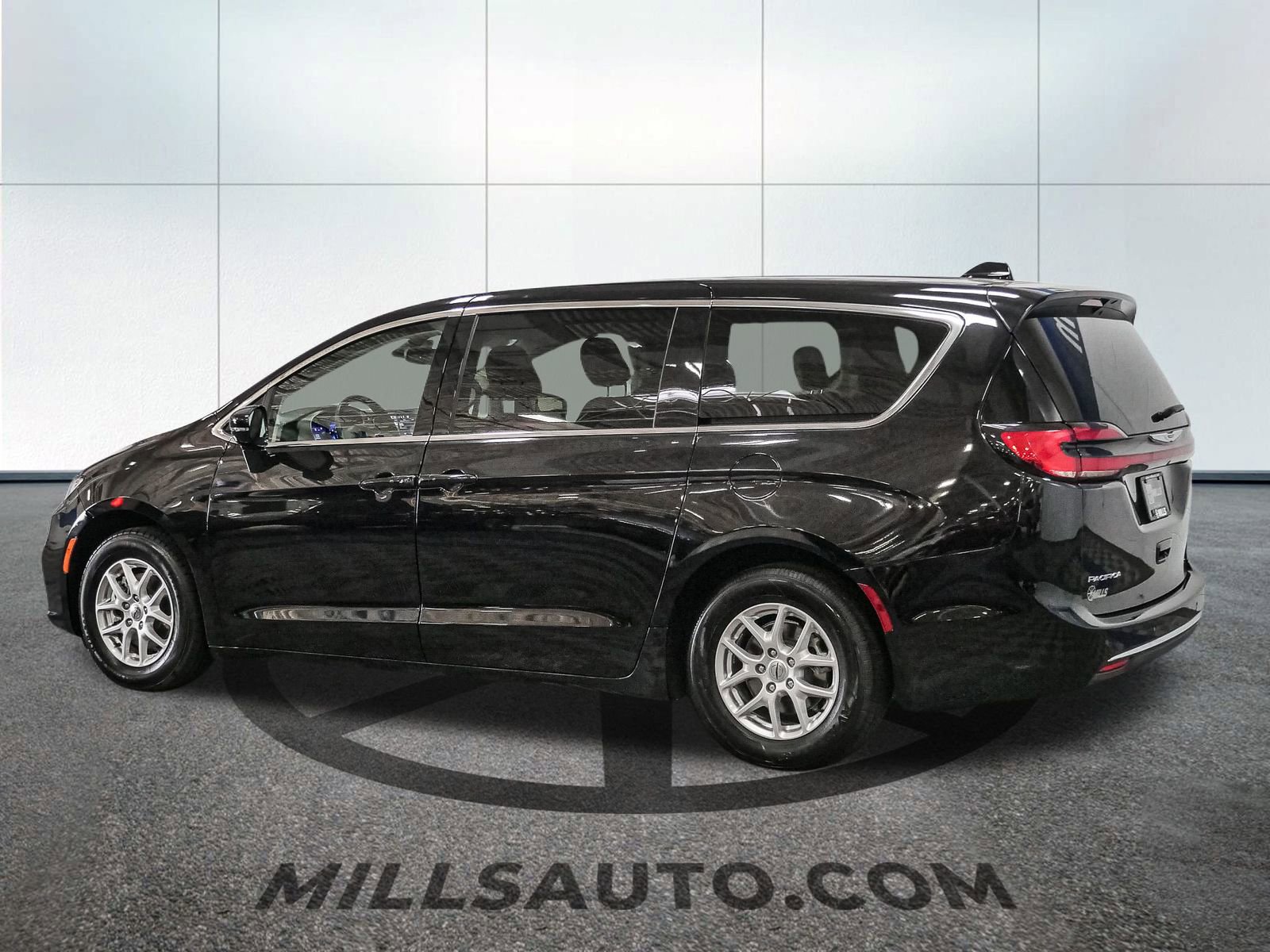 Used 2024 Chrysler Pacifica Touring-L image 4