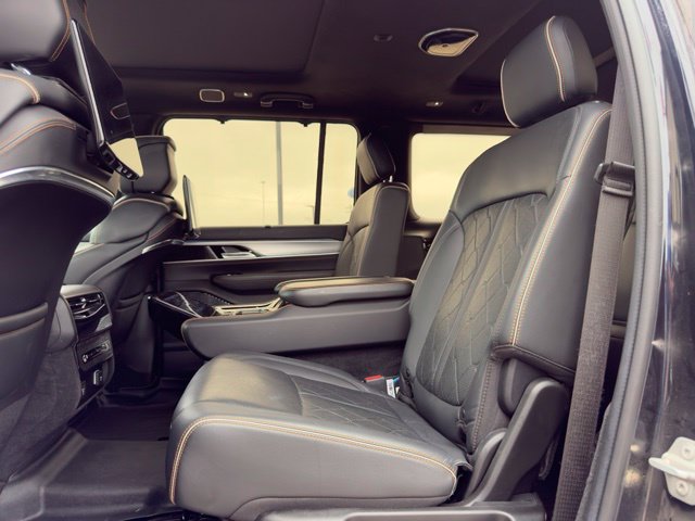 Used 2022 Jeep Grand Wagoneer Series III w/ Rear Seat Video Group 1 AWD/4WD image 9
