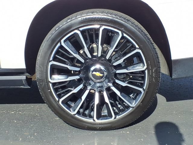 Used 2025 Chevrolet Suburban High Country AWD/4WD image 7