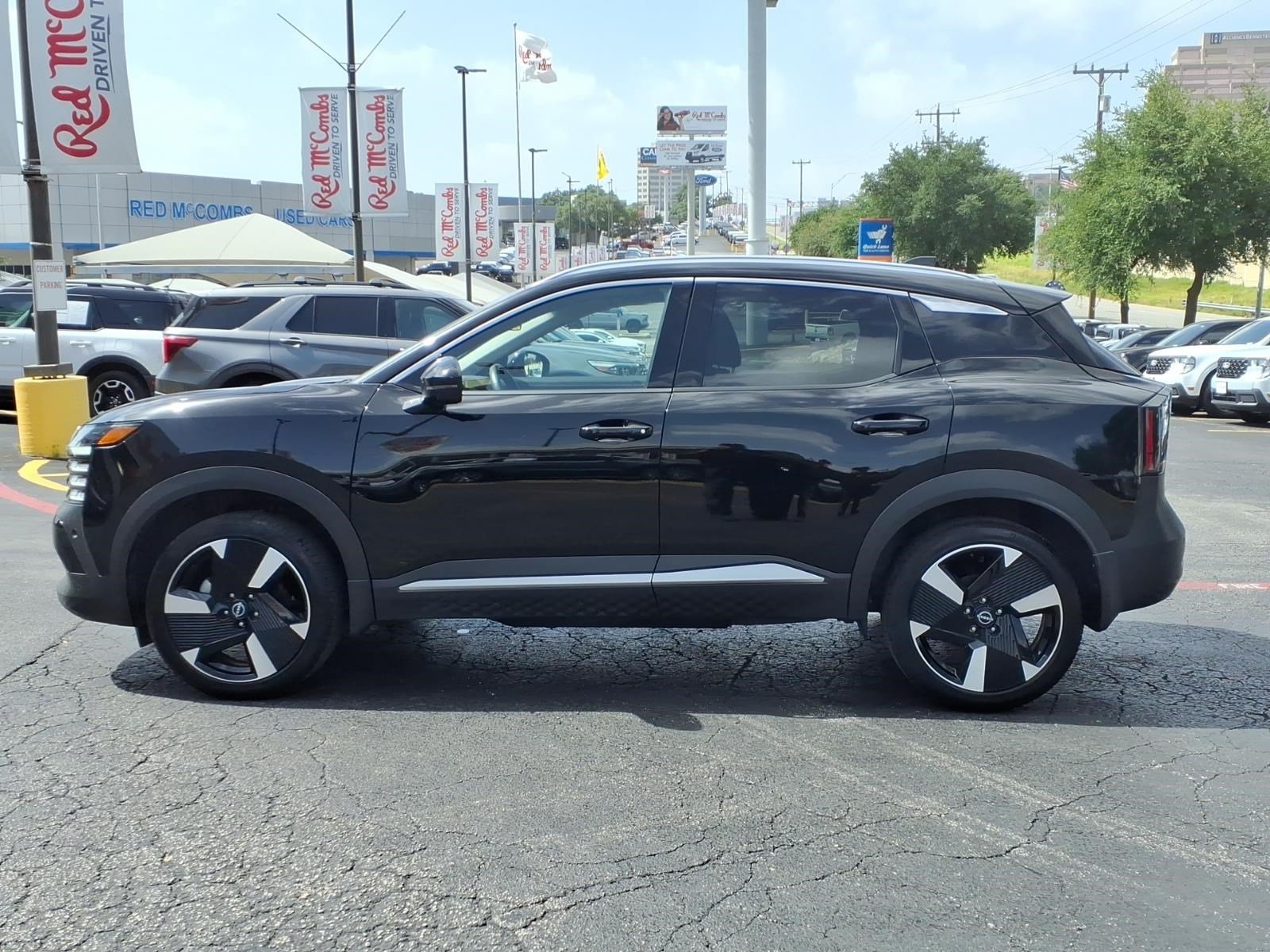 Used 2025 Nissan Kicks SR FWD image 2
