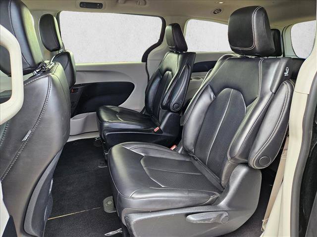 Used 2023 Chrysler Pacifica Touring-L FWD image 19