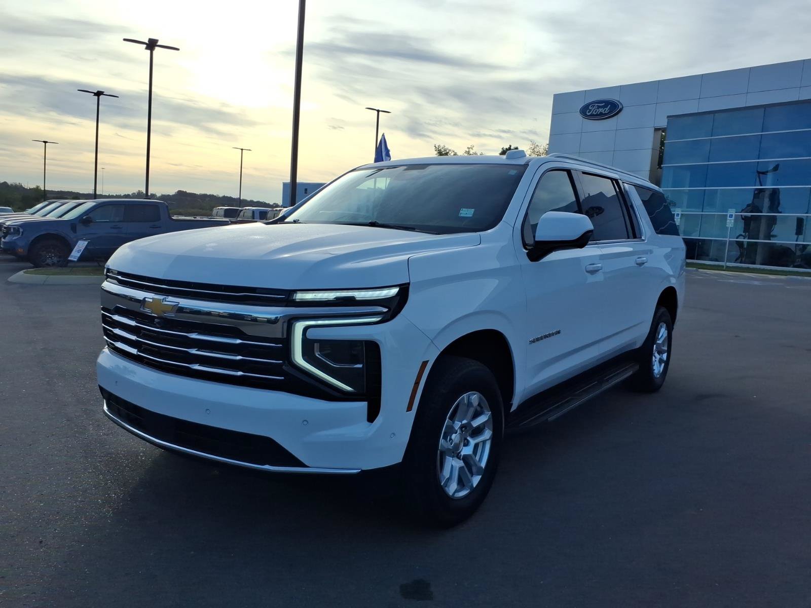Used 2025 Chevrolet Suburban LT RWD image 7