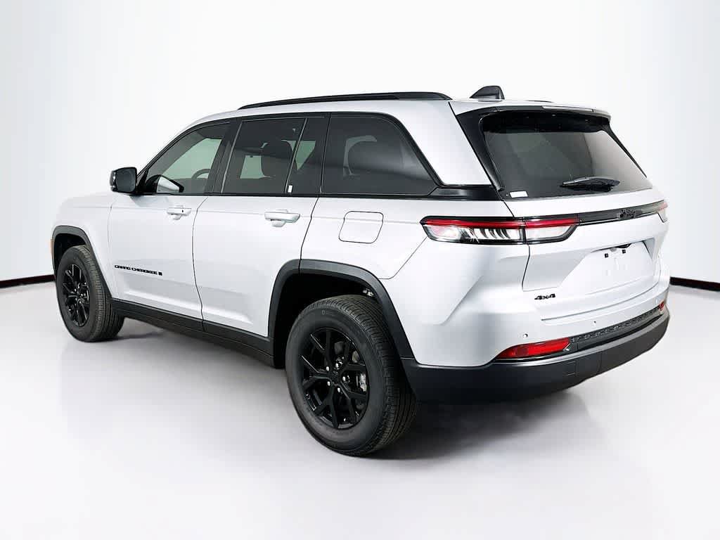 Used 2025 Jeep Grand Cherokee Altitude AWD/4WD image 4