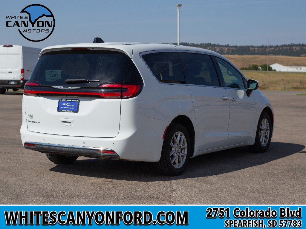 Used 2023 Chrysler Pacifica Touring-L FWD image 13