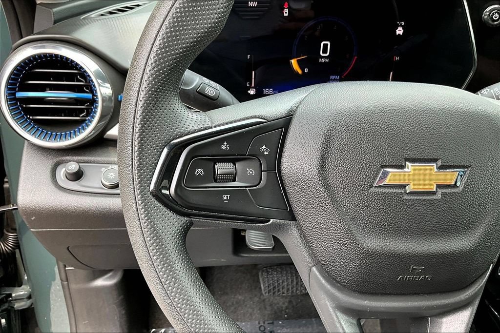 Used 2025 Chevrolet Trax LT FWD image 13