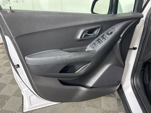 Used 2018 Chevrolet Trax LT w/ LT Convenience Package image 9