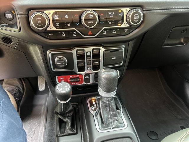 Used 2024 Jeep Gladiator Mojave AWD/4WD image 17