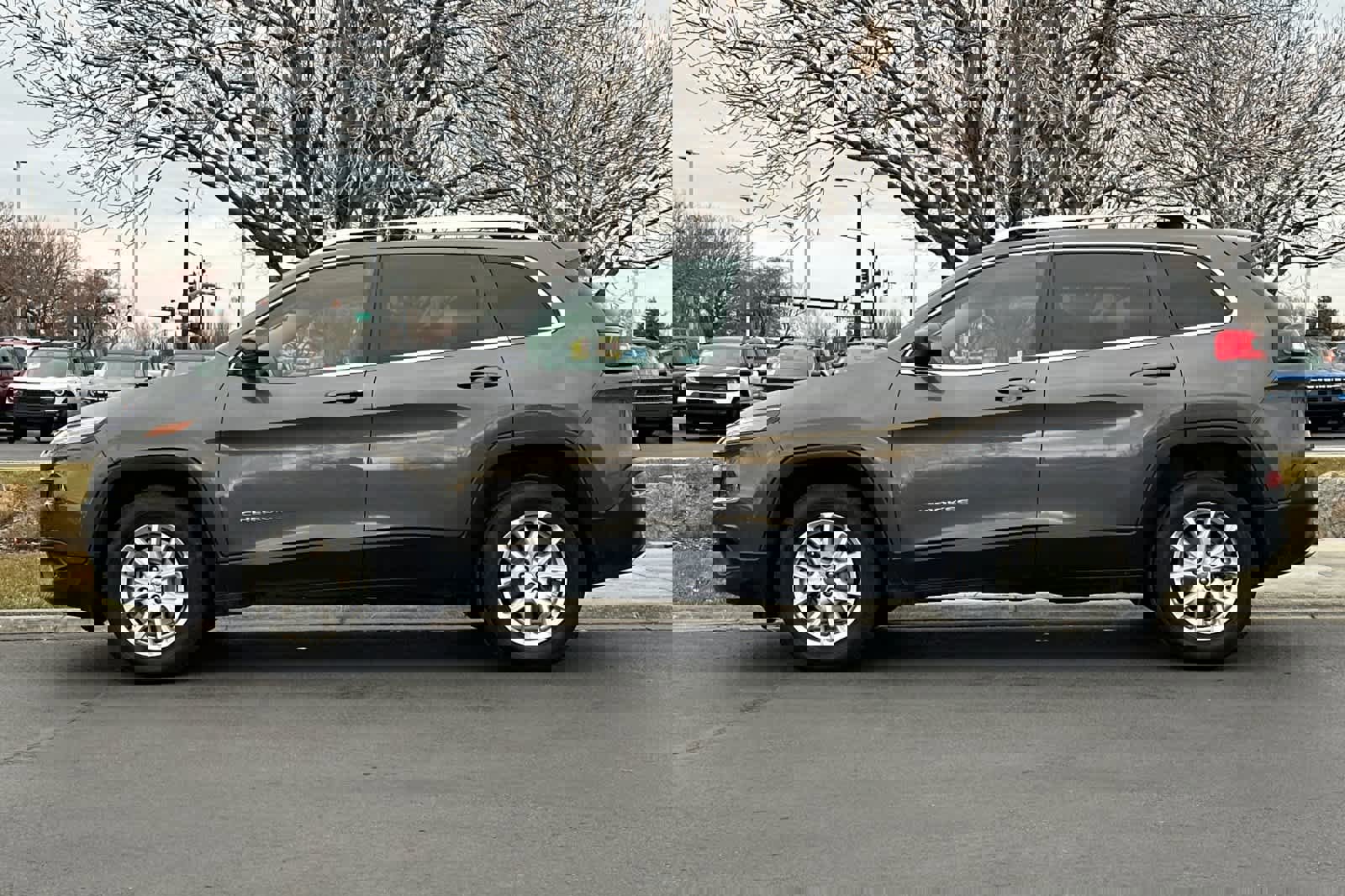 Used 2018 Jeep Cherokee Latitude Plus w/ Cold Weather Group image 2