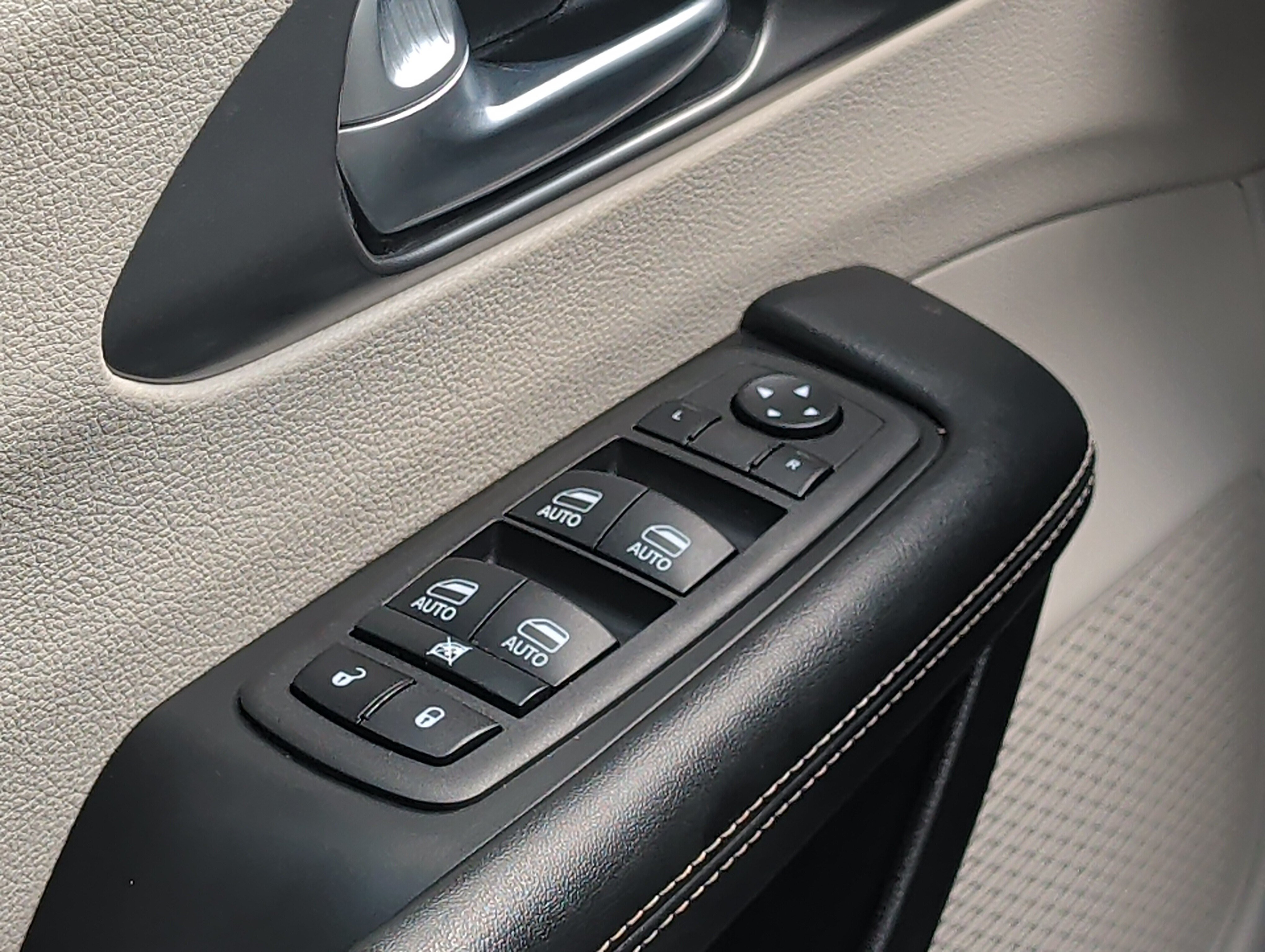 Used 2022 Chrysler Pacifica Touring-L w/ Uconnect Theater Family Group AWD/4WD image 23