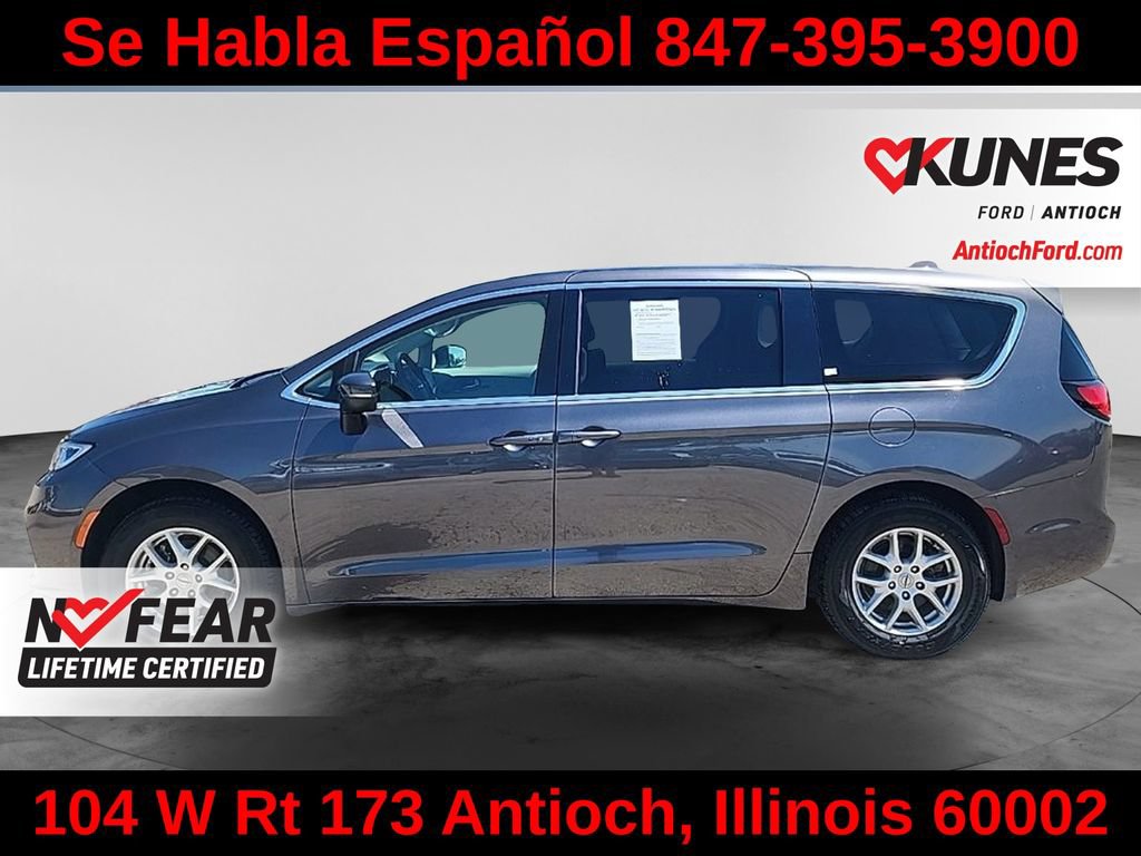Used 2023 Chrysler Pacifica Touring-L FWD image 7