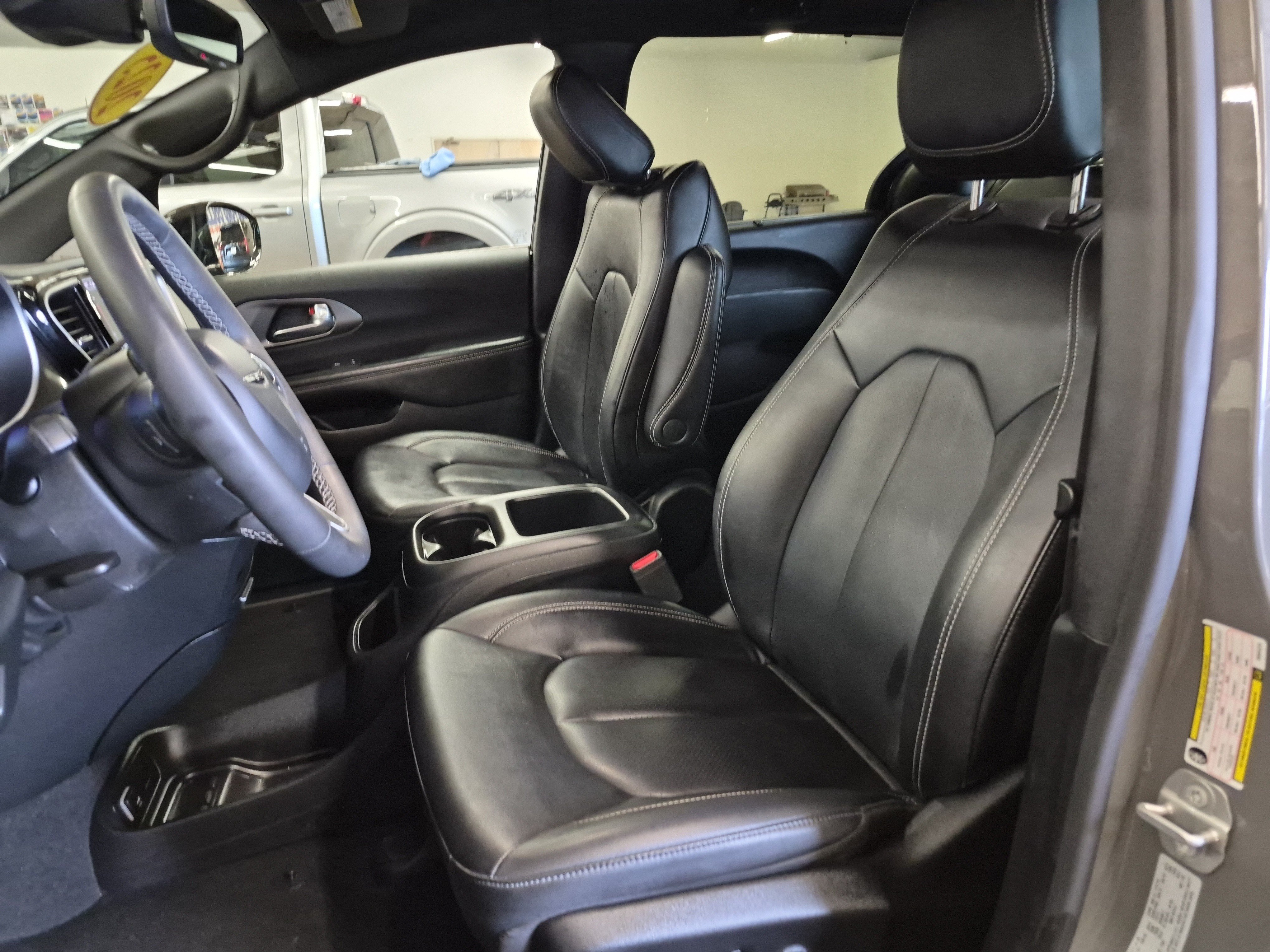 Used 2025 Chrysler Pacifica Select FWD image 10
