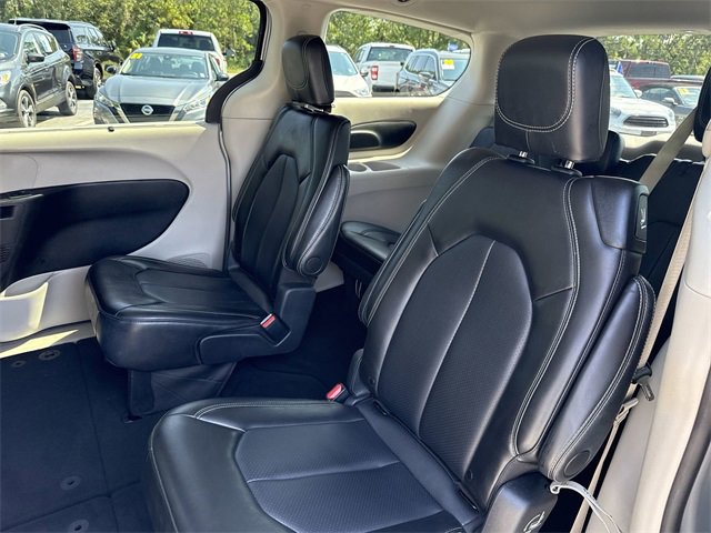 Used 2024 Chrysler Pacifica Touring-L image 19