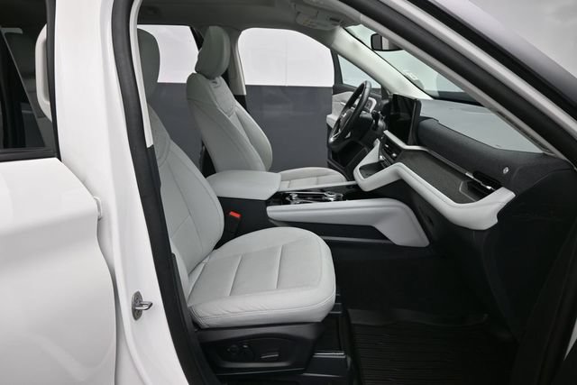 Certified 2025 Ford Explorer Platinum w/ Ultimate Package AWD/4WD image 32