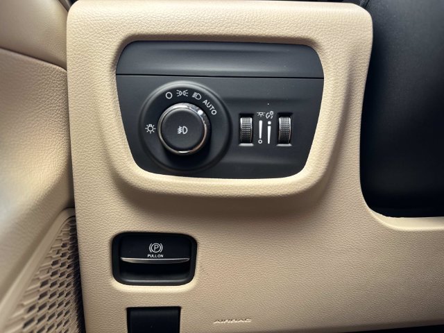 Used 2023 Jeep Grand Cherokee L Limited w/ Luxury Tech Group II RWD image 21