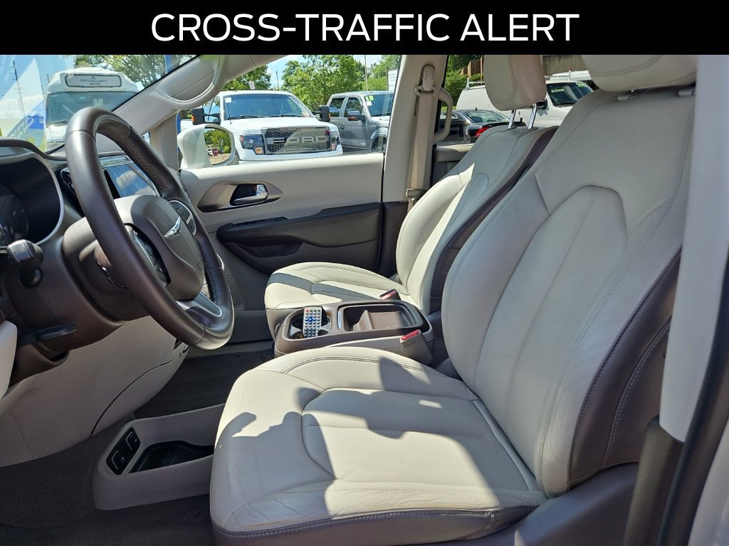 Used 2017 Chrysler Pacifica Touring-L w/ Tire & Wheel Group FWD image 19
