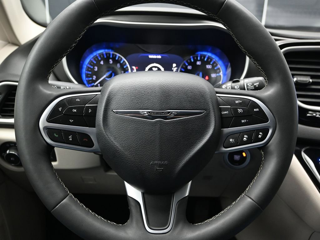 Used 2024 Chrysler Pacifica Touring-L image 21