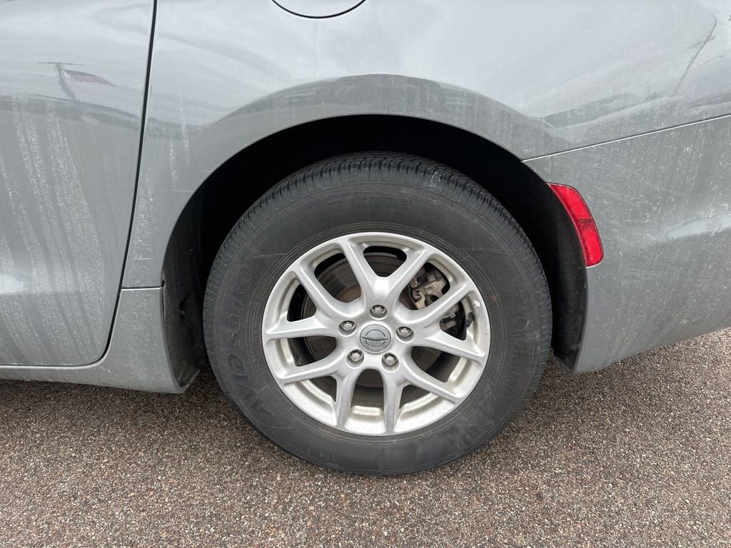 Used 2023 Chrysler Pacifica Touring-L image 11