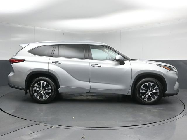 Used 2021 Toyota Highlander XLE AWD/4WD image 8