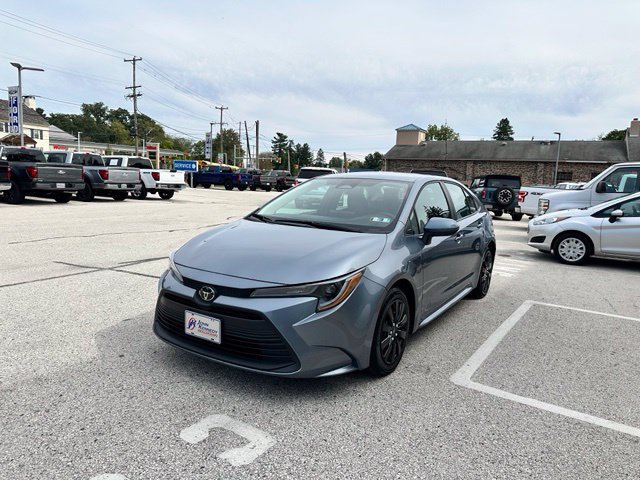 Used 2025 Toyota Corolla LE FWD image 5