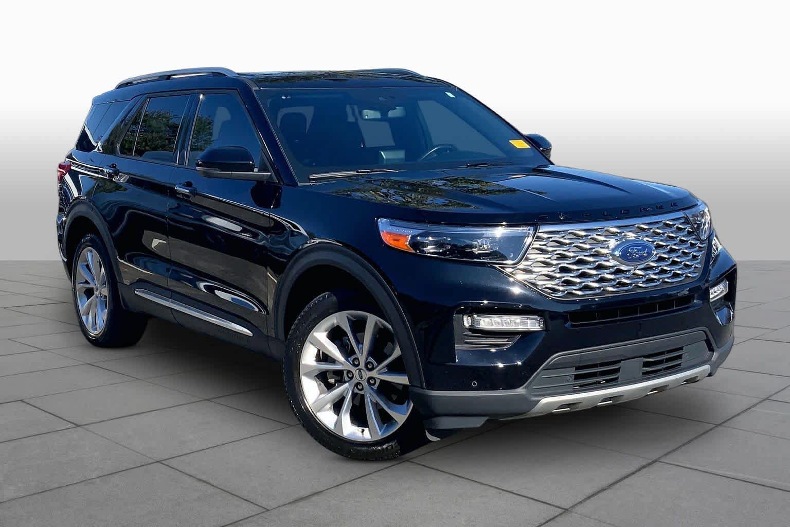 Certified 2023 Ford Explorer Platinum w/ Technology Package AWD/4WD image 3