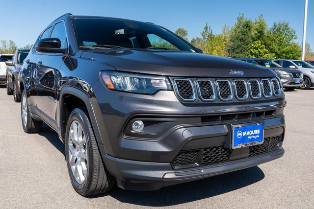 Used 2023 Jeep Compass Latitude AWD/4WD image 4