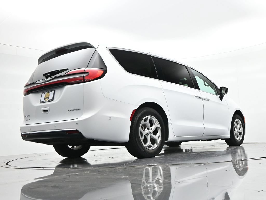 Used 2024 Chrysler Pacifica Limited FWD image 24