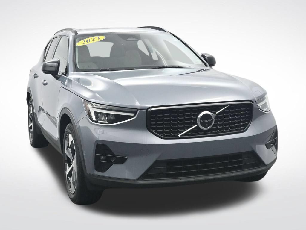 Used 2023 Volvo XC40 B4 Ultimate FWD image 3