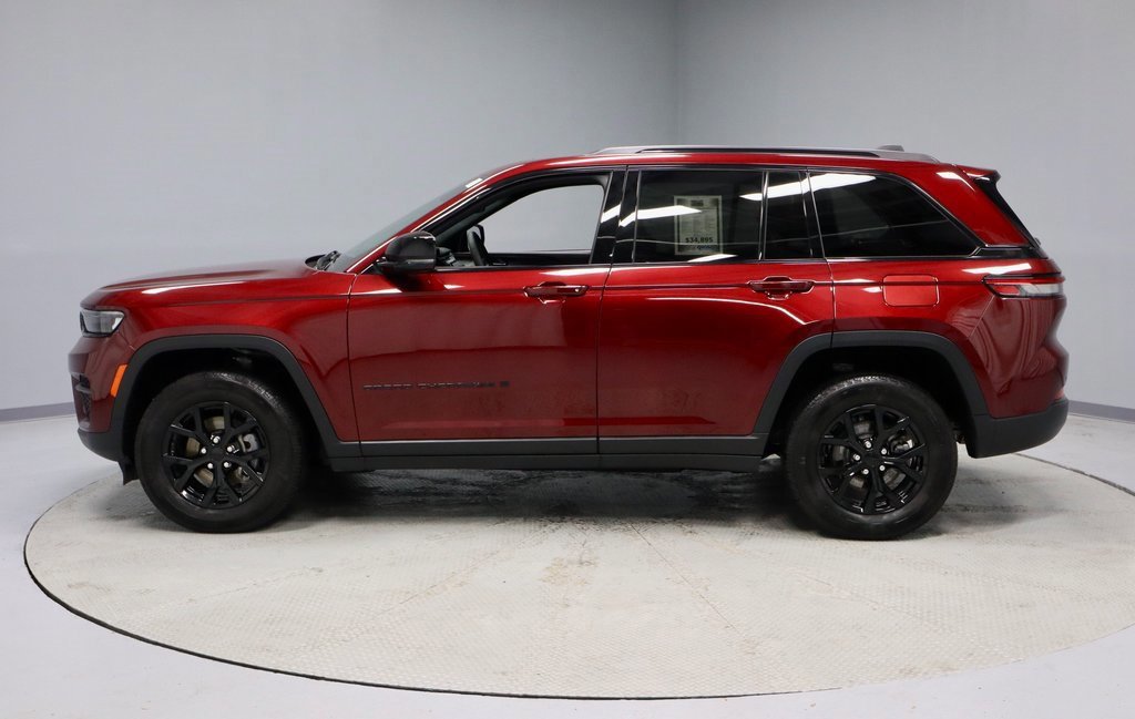 Used 2024 Jeep Grand Cherokee Altitude image 2