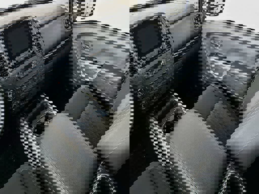 Used 2024 Nissan Titan SV w/ SV Convenience Package image 14