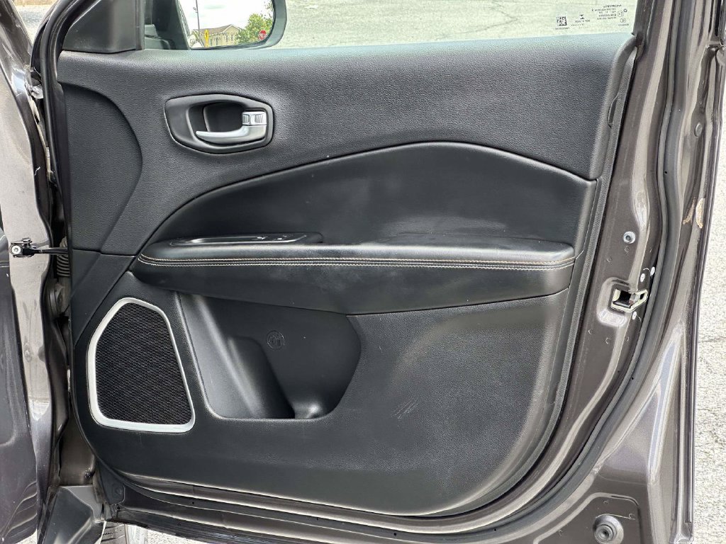Used 2018 Jeep Compass Latitude AWD/4WD image 9