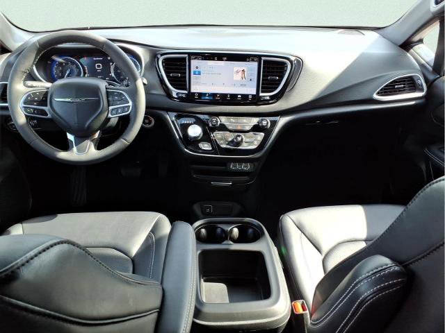 Used 2025 Chrysler Pacifica Select image 11