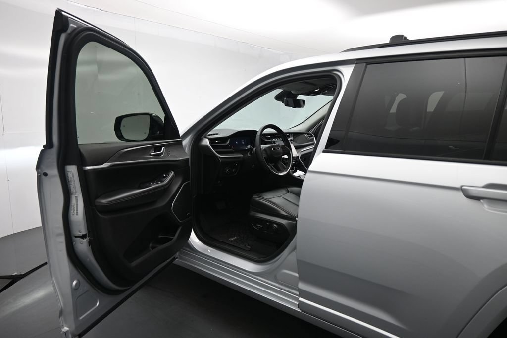 Used 2023 Jeep Grand Cherokee 30th Anniversary AWD/4WD image 8