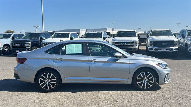 Used 2025 Volkswagen Jetta SE FWD image 2